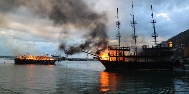 Alanya'da 2 tekne alev alev yandı