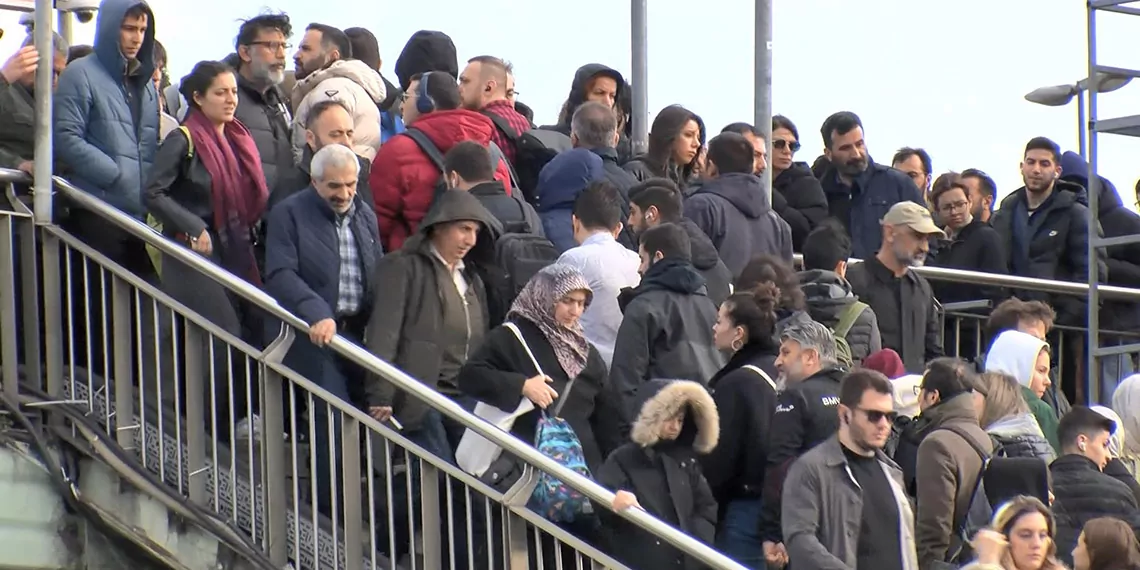 Altunizade'de metrobüs arızalandı