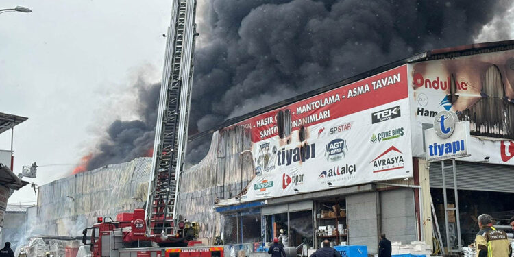 Ankara'da yapı malzemeleri satılan iş yerinde yangın