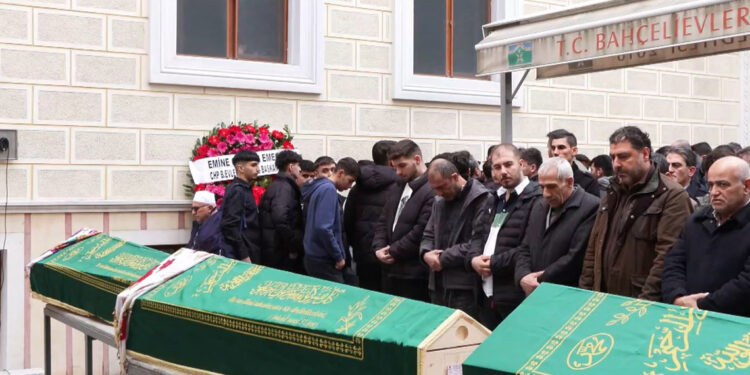 Anne ve kız kardeşini öldüren saldırganın tabutuna sırtlarını döndüler