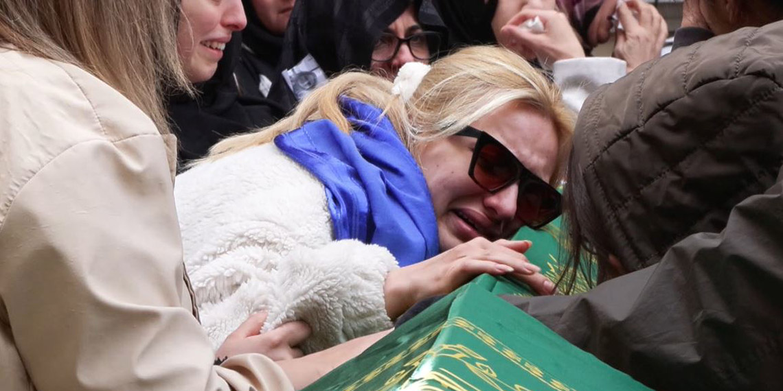 Anne ve kız kardeşini öldüren saldırganın tabutuna sırtlarını döndüler