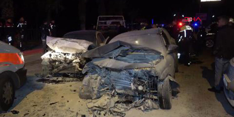 Antalya' da 2 otomobil kafa kafaya çarpıştı; 4 yaralı