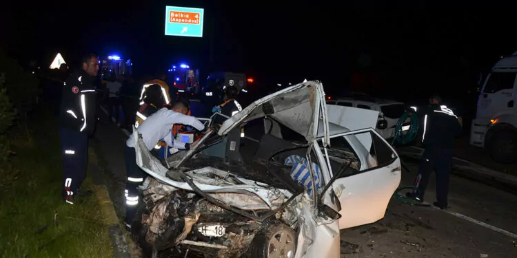 Antalya'da 3 aracın karıştığı kazada 3 kişi öldü