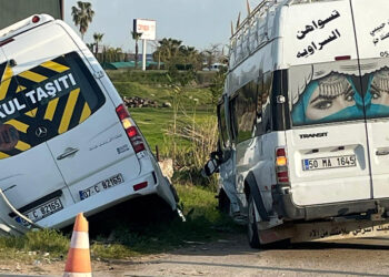 Antalya'da öğrenci ve işçi servisleri çarpıştı: 9 yaralı