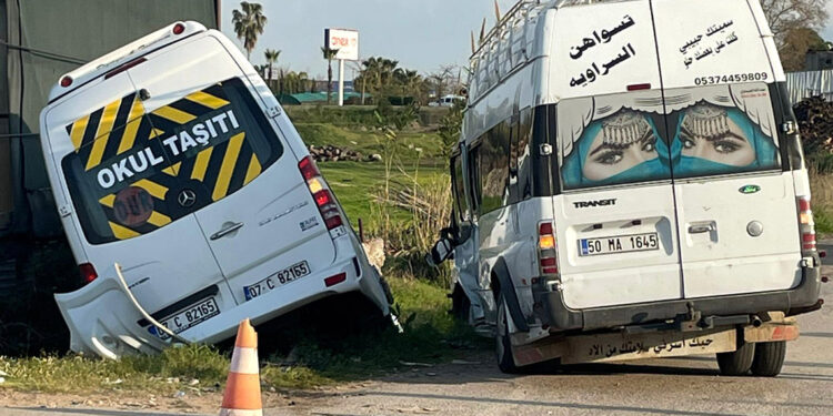 Antalya'da öğrenci ve işçi servisleri çarpıştı: 9 yaralı