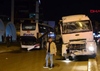 Antalya'da otobüsle kamyon çarpıştı: 4 yaralı