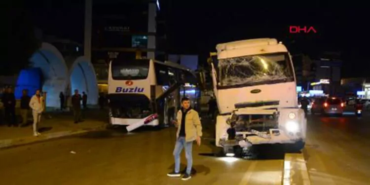 Antalya'da otobüsle kamyon çarpıştı: 4 yaralı