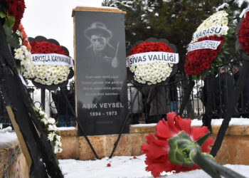Aşık Veysel ölüm yıl dönümünde mezarı başında anıldı
