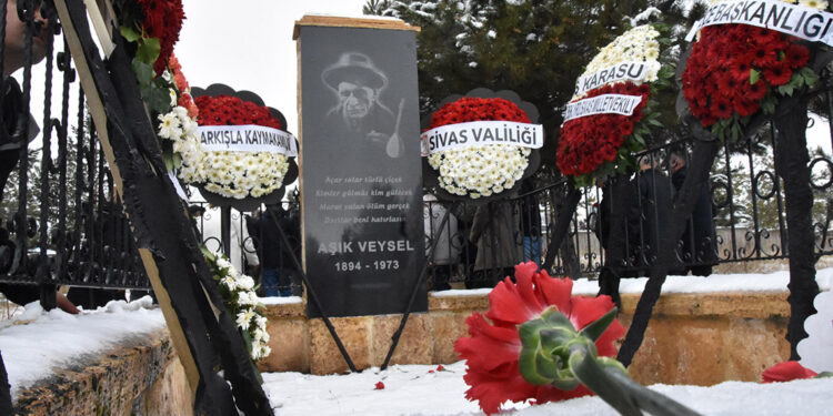 Aşık Veysel ölüm yıl dönümünde mezarı başında anıldı