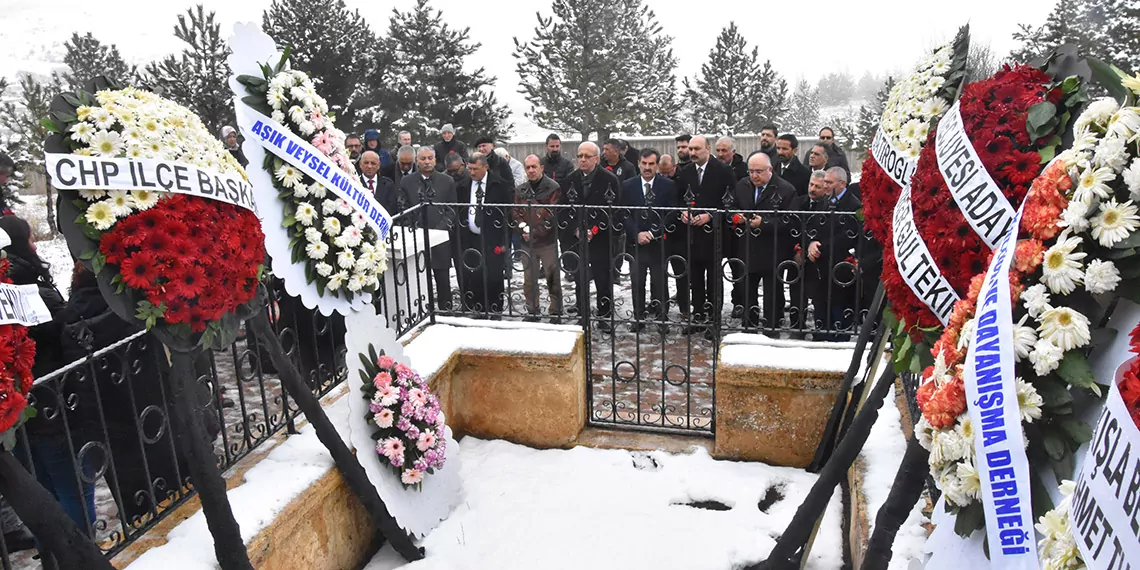 Aşık veysel ölüm yıl dönümünde mezarı başında anıldı