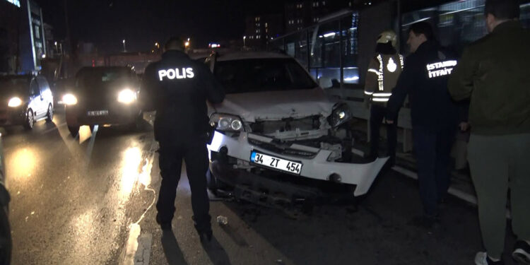 Avcılar'da 4 aracın karıştığı zincirleme kaza