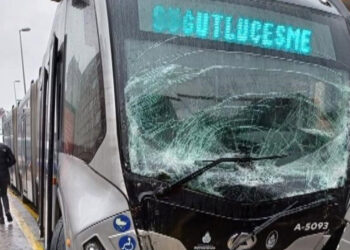 Avcılar'da iki metrobüs çarpıştı: 4 yaralı