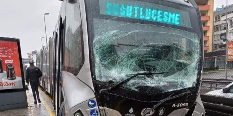 Avcılar'da iki metrobüs çarpıştı: 4 yaralı