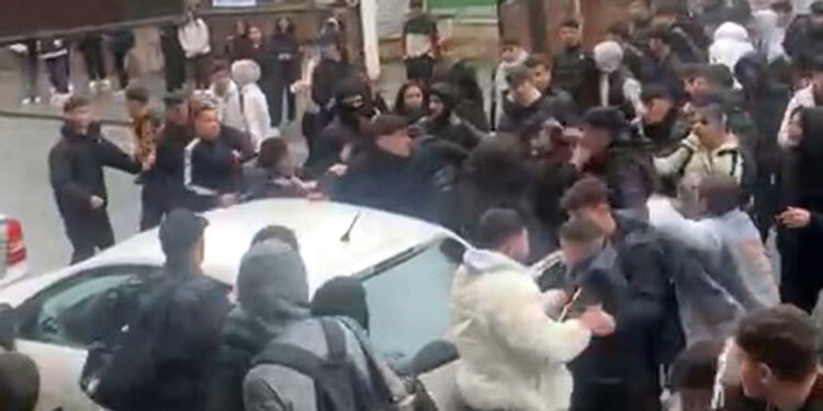 Avcılar'da liseliler arasında bıçaklı kavga: 3 yaralı