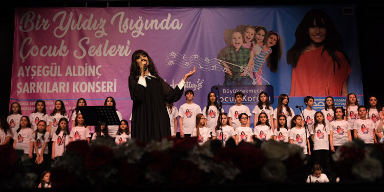 Ayşegül Aldinç, çocuk korosu ile sahne aldı