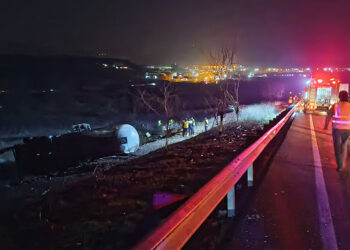 Azot yüklü tanker şarampole devrilip patladı, sürücü öldü