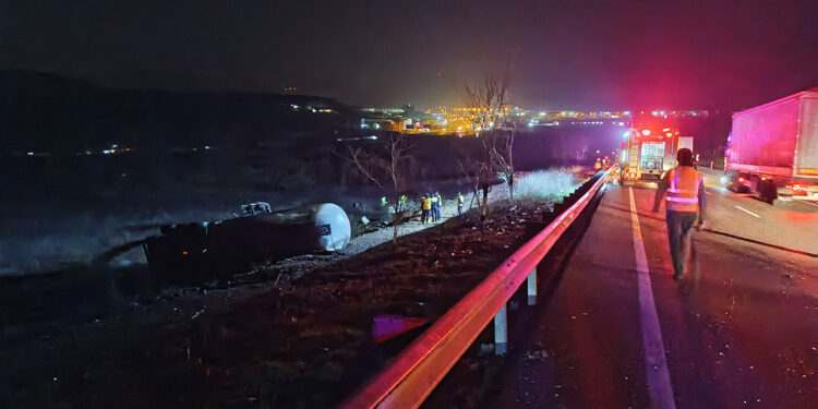 Azot yüklü tanker şarampole devrilip patladı, sürücü öldü