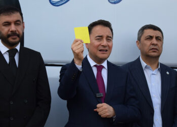 Mehmet Şimşek, havanda su dövmek zorunda kalıyor