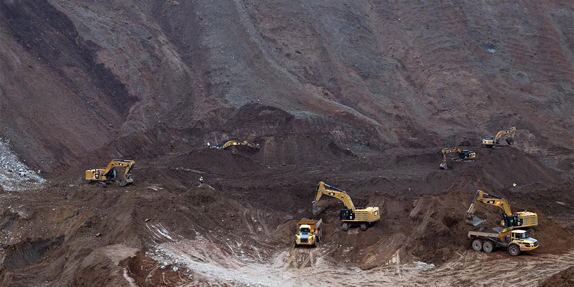 Enerji ve Tabii Kaynaklar Bakanı Alparslan Bayraktar, Erzincan'ın İliç ilçesinde altın madeni sahasında meydana gelen toprak kayması bölgesindeki çalışmaları yerinde inceledi, ardından, toprak altında kalan işçilerin aileleri ile iftarda bir araya geldi.