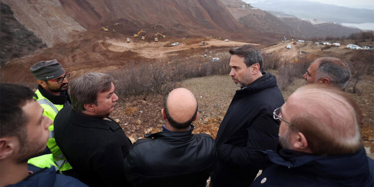 Bakan Bayraktar, toprak altında kalan işçilerin aileleri ile iftar yaptı