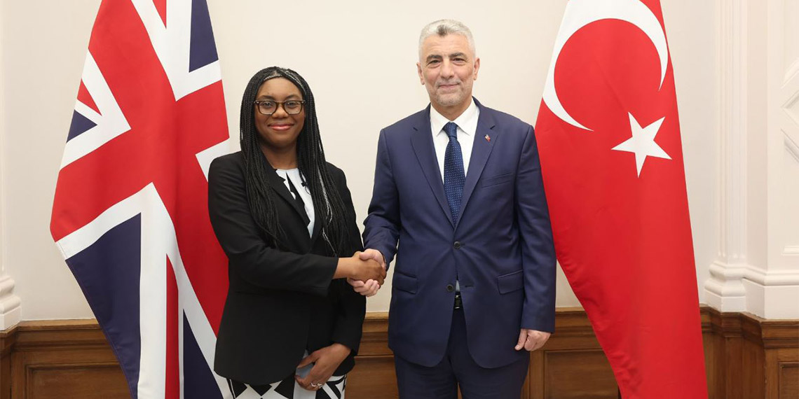 Ticaret Bakanı Ömer Bolat, resmi temaslarda bulunmak üzere gittiği Londra’da İngiltere Ticaret Bakanı Kemi Badenoch ile bir araya geldi.