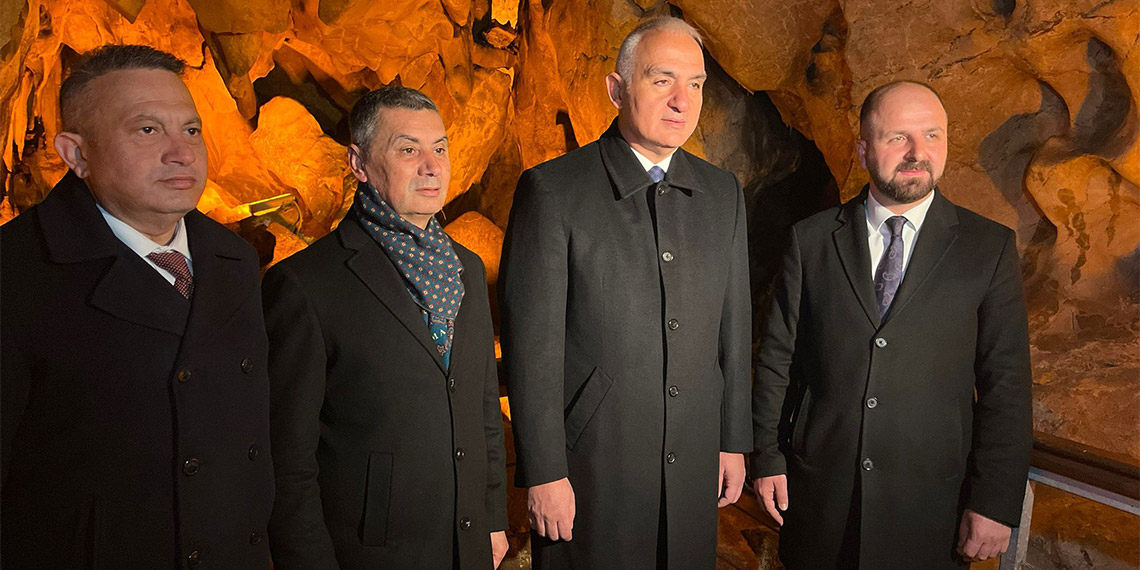 Kültür ve Turizm Bakanı Mehmet Nuri Ersoy, 1992 yılında Ankara Çevre Yolu'nun yapımı sırasında bulunan, yaklaşık 5 milyon yıllık Tulumtaş Mağarası'nı ziyaret etti.