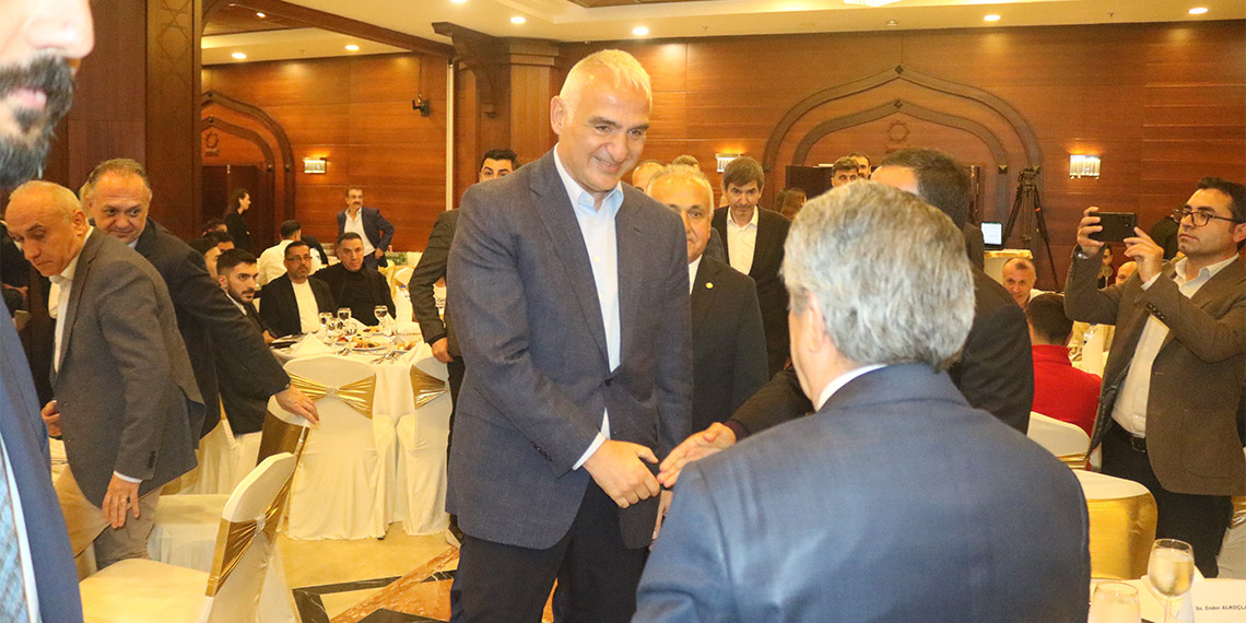 Kültür ve Turizm Bakanı Mehmet Nuri Ersoy, "Antalya'nın turizmde dünyanın süper ligine yükselmesi ve oradaki yerini kalıcı hale getirmek için gece- gündüz demeden çalışırken, yerel yönetimlerimizin de başarılı çalışmalar ortaya koymasını beklemek sanırım tüm Antalyalıların en doğal hakkıdır" dedi.