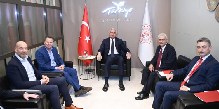 Bakan Ersoy, turizmde dünyanın önde gelen sektör temsilcileriyle görüştü