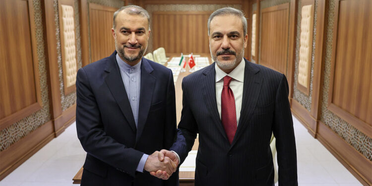 Hakan Fidan İranlı mevkidaşı ile görüştü