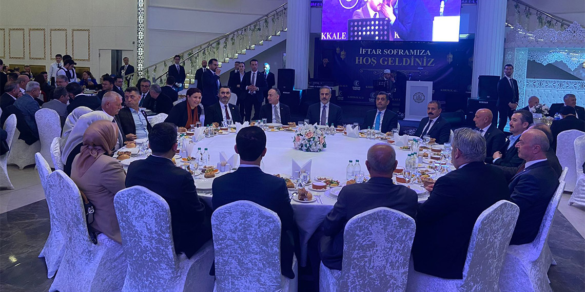 Dışişleri Bakanı Hakan Fidan, bütün dünyanın Gazze'deki katliamı sessizlik içinde seyrettiğini belirterek, "Türkiye bütün bu sessizlik içerisinde sesini yükselterek sadece bu adaletsizliği ifşa etmekle kalmıyor; bütün dünya ülkelerini, onurlu ülkeleri ayağa kalkmaya bu haksız zulme, katliama karşı durmaya davet ediyor" dedi.