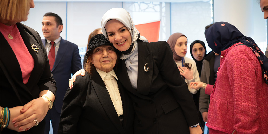 Bakan Göktaş Türk vatandaşları ile bir araya geldi