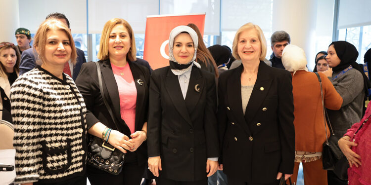 Bakan Göktaş Türk vatandaşları ile bir araya geldi