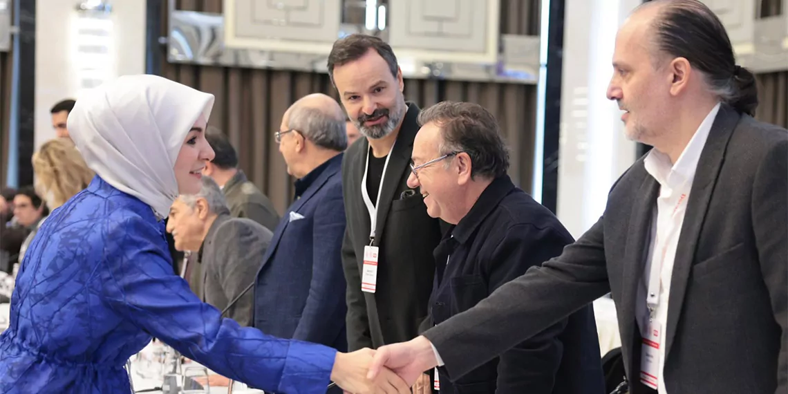 Aile ve sosyal hizmetler bakanı mahinur özdemir göktaş, dizi ve film yapımcılarıyla bir araya geldiği toplantıda, "reyting uğruna toplumsal değerleri çiğnemeyelim" dedi.