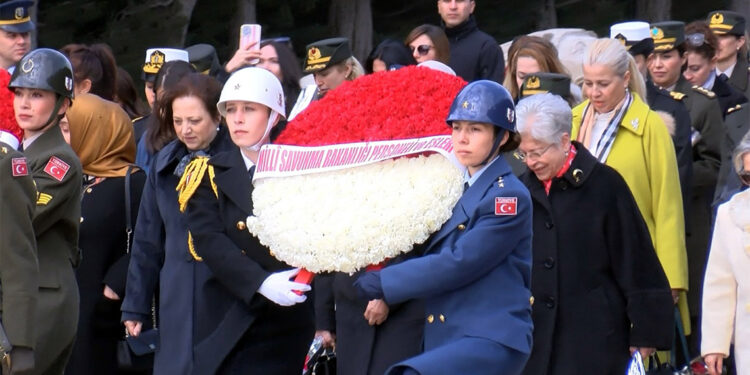 Yaşar Güler'in eşi Demet Güler Anıtkabir'i ziyaret etti