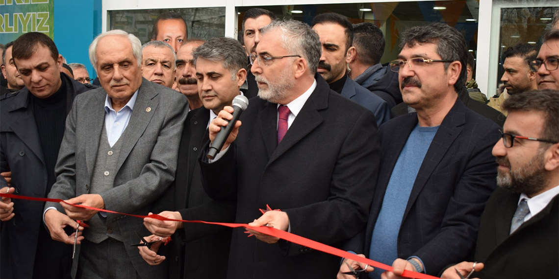 Çalışma ve Sosyal Güvenlik Bakanı Vedat Işıkhan “Önümüzde bir demokrasi sınavı var. 31 Mart yerel seçimleri bizim için oldukça önemli bir seçim arifesi ve inşallah 2024 yılı daha güzel günlere uyanacağımız, vatandaşlarımızın yaşam kalitesini ve refah seviyelerini arttırabileceğimiz bir yıl olacaktır. Bu yüzden sizin kararlarınız, sizin tercihleriniz oldukça önem taşımaktadır” dedi.