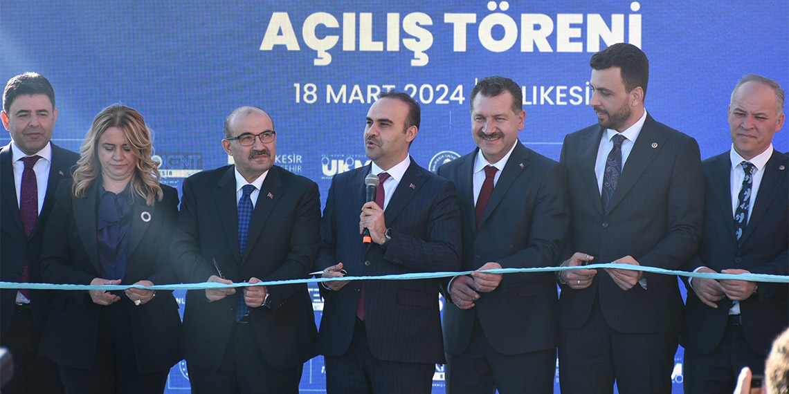 Sanayi ve Teknoloji Bakanı Fatih Kacır, oluşturulan Ar-Ge ve inovasyon altyapısının meyvelerinin her geçen gün alındığını belirterek, “Dünya; savaşlar, küresel salgınlar, afetler, ekonomik krizlerle boğuşurken Türkiye, son 14 çeyrektir teknoloji ve üretim odaklı büyümesine hız kesmeden devam ediyor. Geçtiğimiz yıl yaşadığımız deprem felaketine rağmen, 255,8 milyar dolarla ihracatta tarihi bir rekora imza attık." dedi.