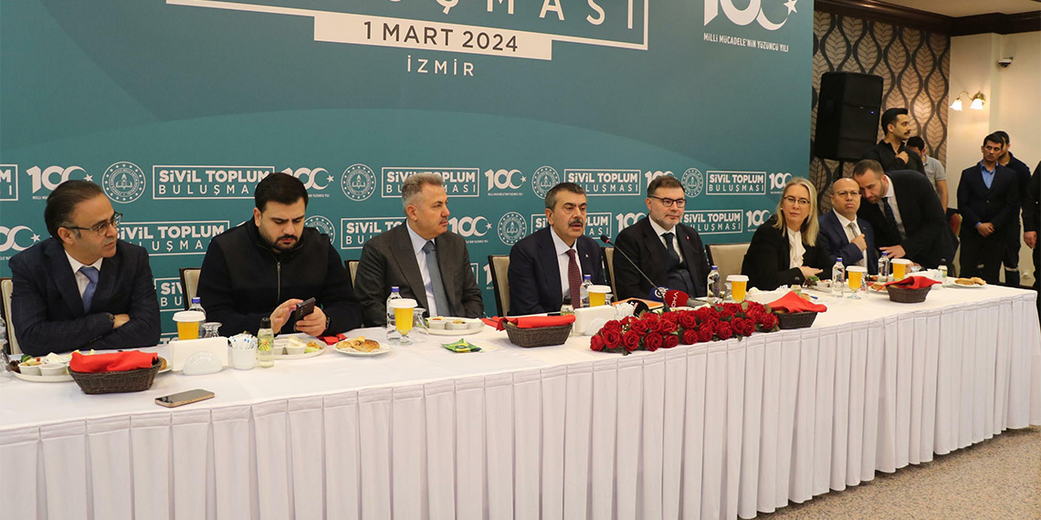 Milli Eğitim Bakanı Yusuf Tekin, "Ülkemizin ilgili altyapı, eğitim niteliği ve içeriğiyle ilgili bütün problemlerini milletçe, sivil toplum örgütlerimizle, kamu kurumlarımızla hep beraber çözeceğiz. Bu konuda azimliyiz ve kararlıyız. Cumhurbaşkanımız bu anlamda hiçbir fedakarlıktan kaçınmıyor. İçinde bulunduğumuz ekonomik koşullar itibarıyla genel bütçeden en büyük pay eğitime ayrılmış durumda" dedi.