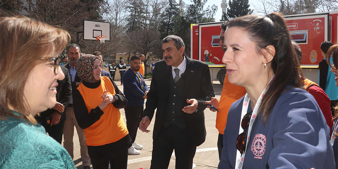 Milli Eğitim Bakanı Yusuf Tekin, "Okul bahçelerini cıvıl cıvıl hale getirdiğimiz zaman dijital bağımlılık ile mücadele etmiş olacağız. Çocuk okulda cep telefonu ve bilgisayarıyla oynamak yerine bahçeye çıkıp arkadaşlarıyla oyun oynayacak" dedi.