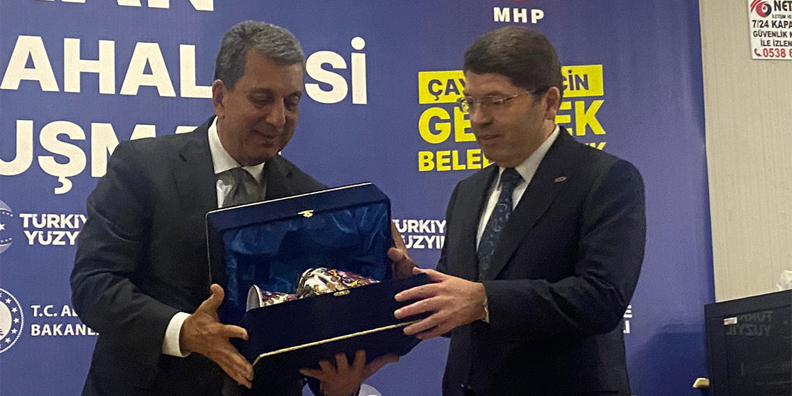 Adalet Bakanı Yılmaz Tunç, 22 yıldan bu yana temel hak ve özgürlükleri genişlettiklerini belirterek, "Demokrasimizi güçlendirdik. Adalet dedik, hukukun üstünlüğü dedik. Bugün başörtüsü meselesi var mı? Tartışılıyor mu? Tarihe karıştı" dedi.