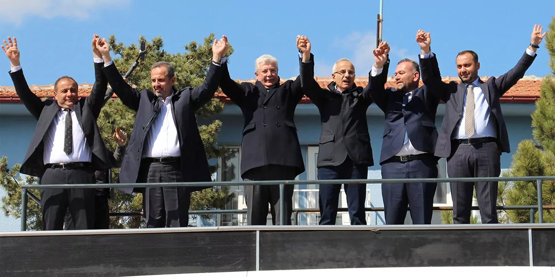 Ulaştırma ve altyapı bakanı abdulkadir uraloğlu, "ülkemizin her tarafını bölünmüş yollarla ördük. Örümcek ağı gibi ördük" dedi.