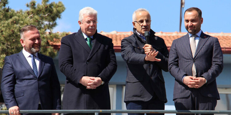 Ülkemizin her tarafını bölünmüş yollarla ördük