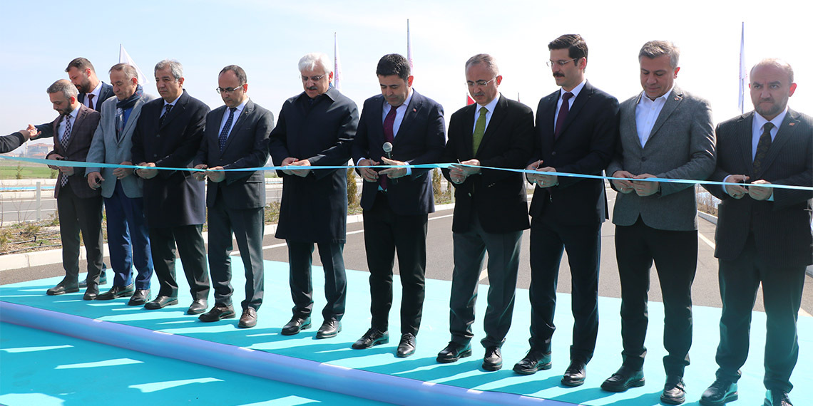 Ulaştırma ve Altyapı Bakan Yardımcısı Osman Boyraz, Bolu Güney Çevre Yolu'nun açılışı ile ulaşımda tasarruf sağlanacağını belirterek, "Zamandan 167 milyon lira, akaryakıttan 38 milyon lira olmak üzere yıllık toplam 205 milyon lira tasarruf edeceğiz" dedi.