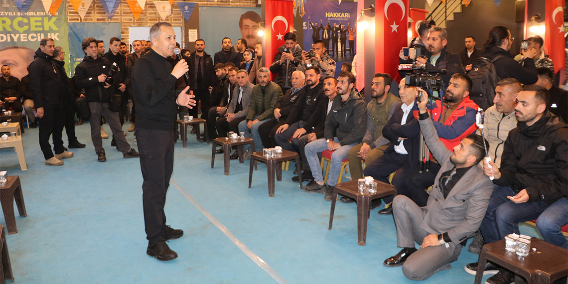 Bakan Yerlikaya, vatan nöbeti tutan askerlerle iftar yaptı