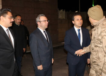 Bakan Yerlikaya, vatan nöbeti tutan askerlerle iftar yaptı