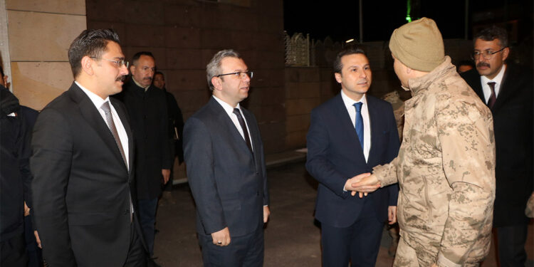 Bakan Yerlikaya, vatan nöbeti tutan askerlerle iftar yaptı