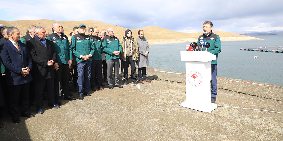 Tarım ve Orman Bakanı İbrahim Yumaklı, “Yüzer güneş enerji santrali (GES), karada yapılan güneş enerji sistemlerinden yüzde 10 daha verimlidir. Bu rezervuarlardaki elbette belli bir planlama ile yapılmış olacak. Yapılacak olan güneş enerji sistemleri aynı zamanda karadaki alan ihtiyacına yönelik baskıyı da azaltmış olacak” dedi.