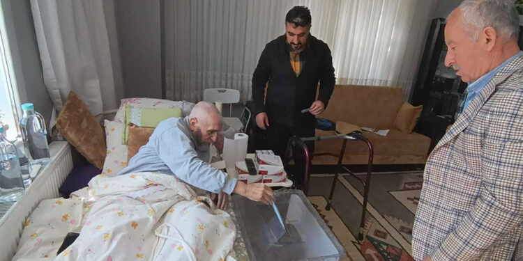 Batman'da 29 seçmen seyyar sandıkta oylarını kullandı