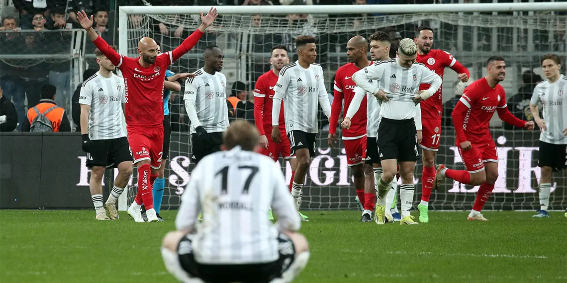 Süper lig’in 30’uncu haftasında beşiktaş, konuk ettiği antalyaspor’a 2-1 kaybetti. Beşiktaş teknik direktörü fernando santos, “şu an istifa gibi bir düşünce aklımın ucundan geçmiyor” dedi.