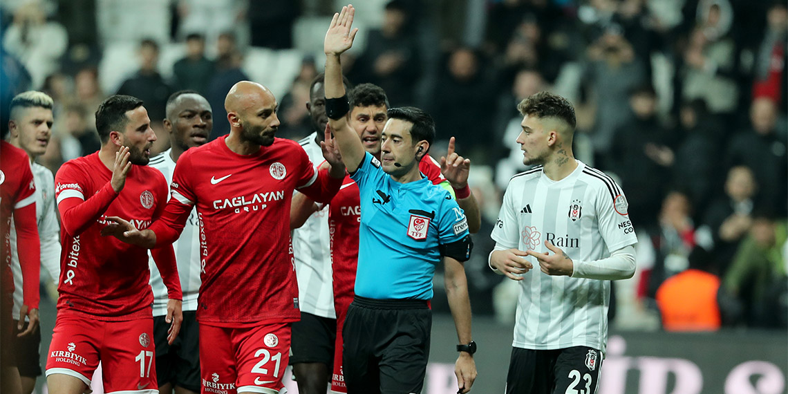 Antalyaspor Teknik Direktörü Sergen Yalçın, “Kısıtlı bir kadroyla iyi mücadele ediyoruz. Aylardır aynı oyuncularla oynuyoruz. Oyuncular özveriyle oynuyor. Ligi ilk 10 sıra içinde tamamlamak istiyoruz. Oyuncularımı tebrik ediyorum” dedi.