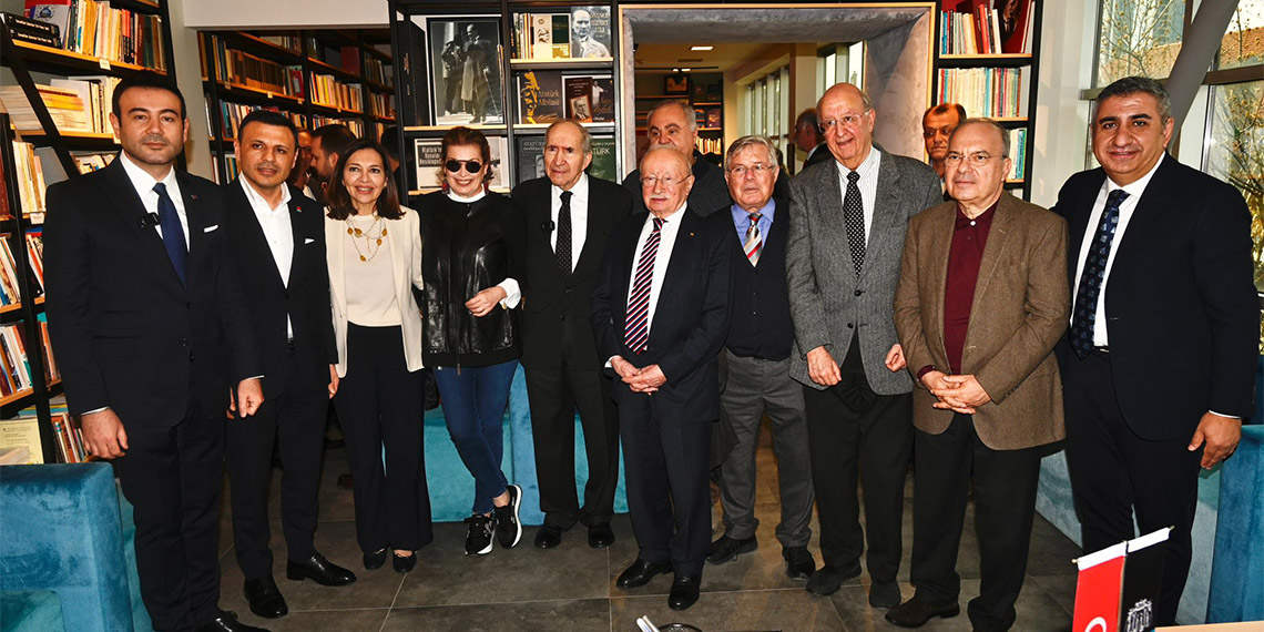 Cumhuriyet Halk Partisi (CHP) eski genel başkanlarından, gazeteci ve yazar Altan Öymen’in Türkçe, İngilizce, Almanca ve Fransızcadan oluşan yaklaşık 12 bin 500 kitap, dergi ve gazete arşivinin yer aldığı ‘Altan Öymen Kütüphanesi’ Beşiktaş Levent’te açıldı.